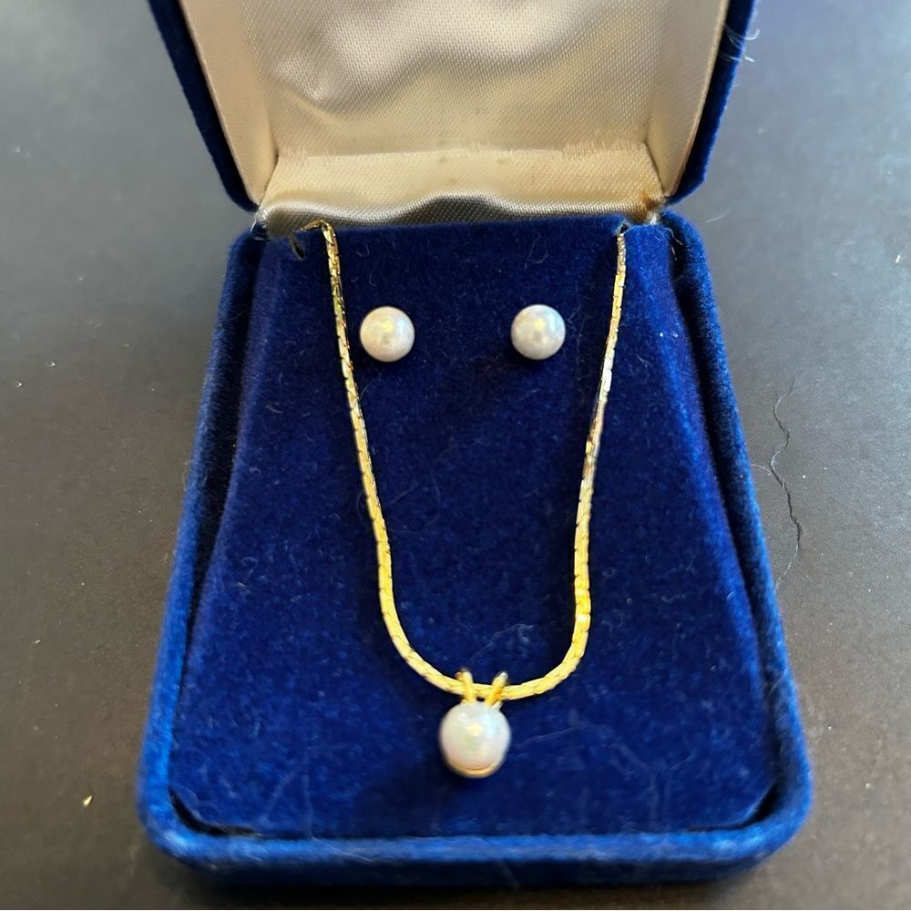 NWOT Elegant Vintage Gold and White Jewelry Set